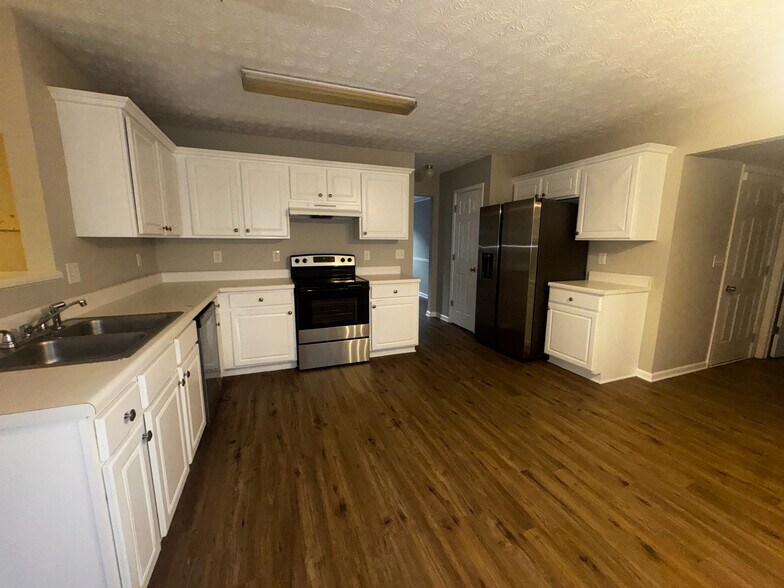 Building Photo - Room in House on Tara Bend