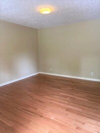 Building Photo - 498 E Red Bud Rd