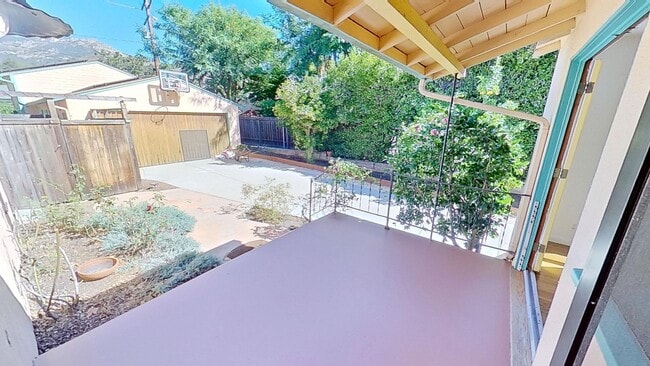 Building Photo - Desirable 3 Bedroom, 2 Bathroom house in S...