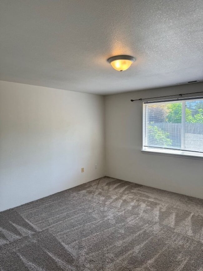 Building Photo - SINGLE FAMILY HOME W/ FENCED YARD/ DOUBLE ...
