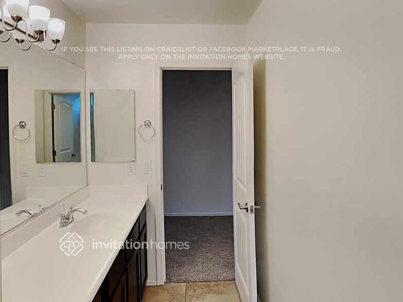 Building Photo - 1285 E Palomino Way