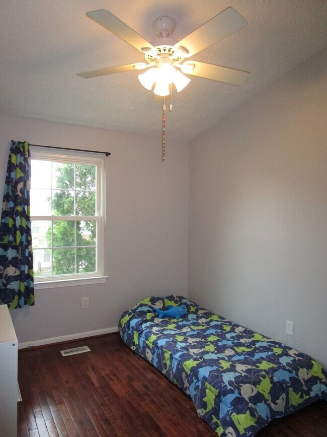 Building Photo - Large 4 Bedroom Townhouse in Gaithersburg!...