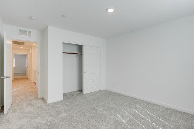 Building Photo - NEW BUILD 3 BEDROOM TOWNHOME IN CADENCE