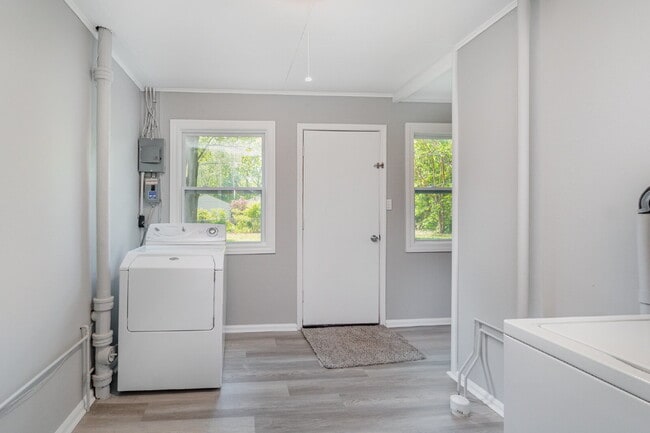Building Photo - 2- Bedroom Single family home Only $1250/M...