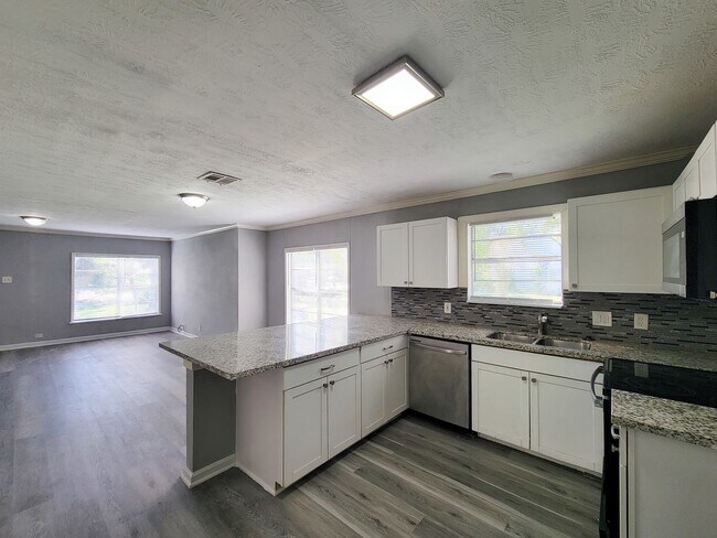 Building Photo - RECENTLY REMODELED HOME IN LA MARQUE