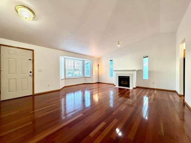 Building Photo - Cozy Ranch on Flag Lot~ Gleaming Hardwood ...