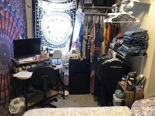 Building Photo - Available June 1st – 4 Bedroom, 1 Bathroom Single Family Home