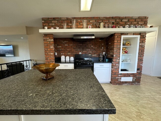 Building Photo - 3 Bedroom Furnished Home with UTILITIES INCLUDED with Courtyard Near the Colorado River 3-12 mont...