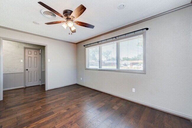 Building Photo - 3/2/2 in Excellent Location!