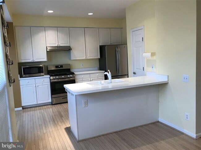 Building Photo - 7507 Lamoyne Ct