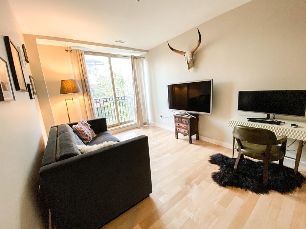 Building Photo - 323 Boylston St