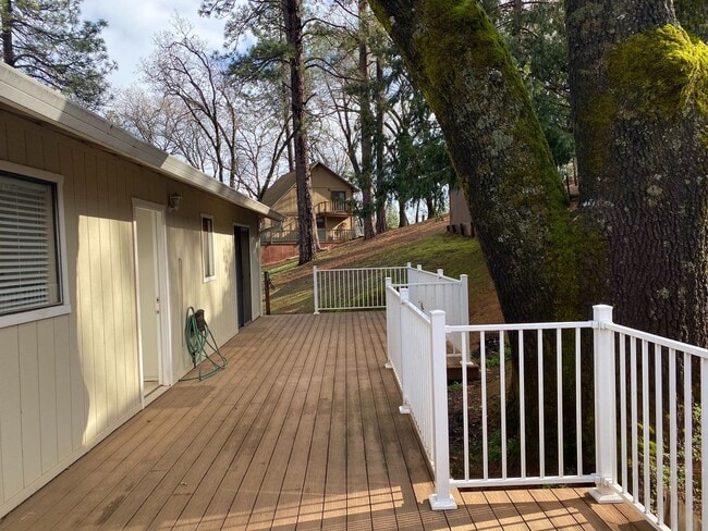 Building Photo - Adorable 3/2 on corner lot In Lake of the Pines