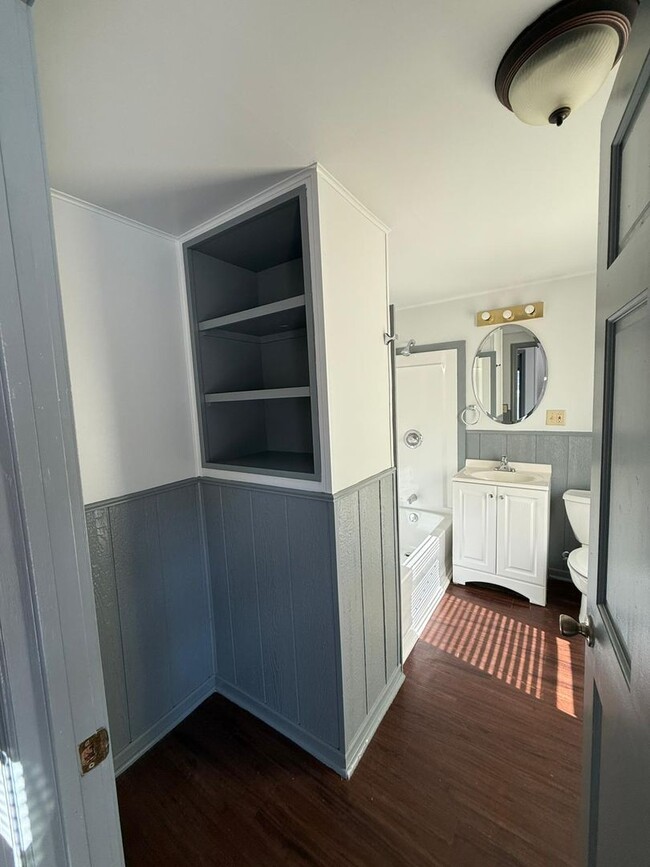 Building Photo - Nicely updated and spacious 3 bedroom hous...