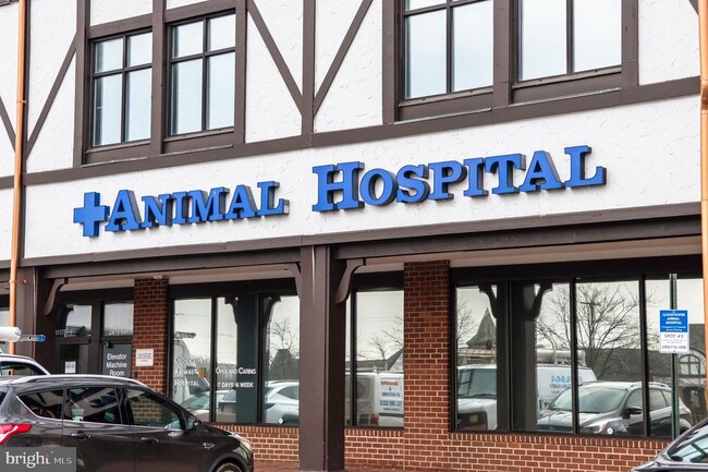 Building Photo - 2558 Banshire Dr