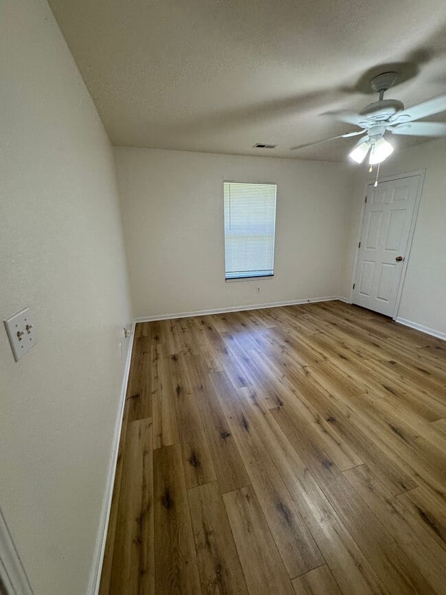 Building Photo - 1591-1593 N Doulton Dr