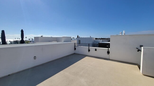 Building Photo - Updated and Luxurious Gorgeous 3 Bedroom T...