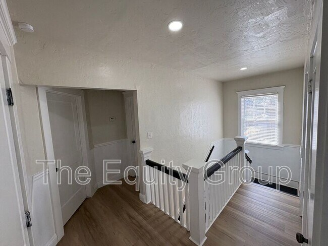 Building Photo - 209 E 11th St