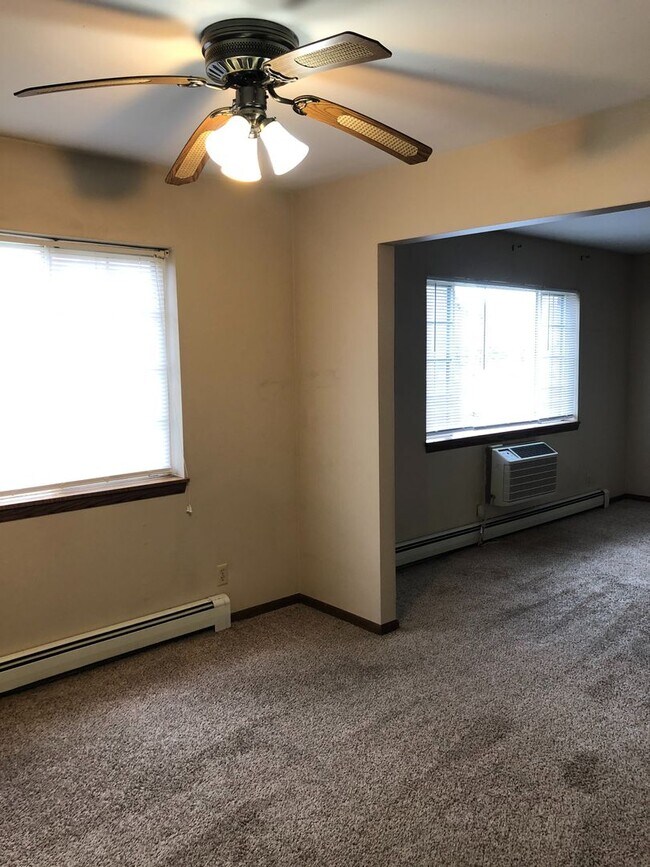 Building Photo - Spacious 1 bedroom plus den.