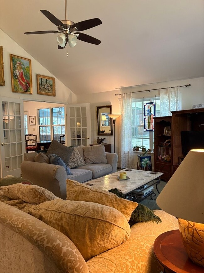 Building Photo - Large, private home in Rivercliff
