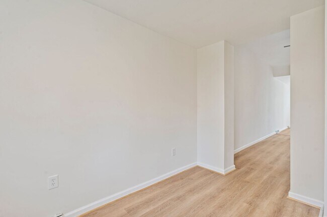 Building Photo - Newly renovated 2 Bed, 1 Bath w/ Bonus Room, Central AC, Laundry - Available October 1st!