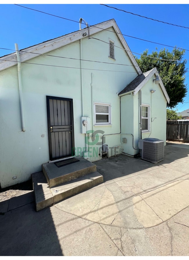 Building Photo - Charming 2 Bedroom Home Available Near Dow...