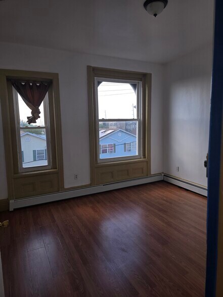 Bedroom with large viewing windows - 354 15th Ave