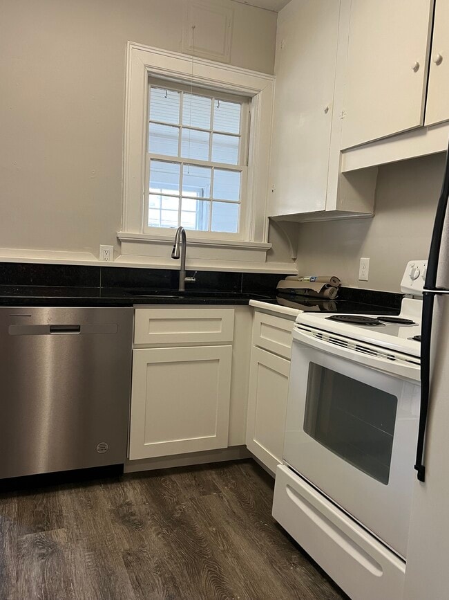 Building Photo - 815 W Johnson St