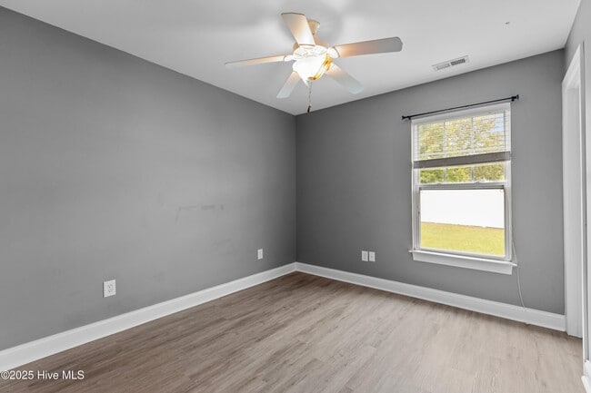 Building Photo - 2901 Beunavista Ct