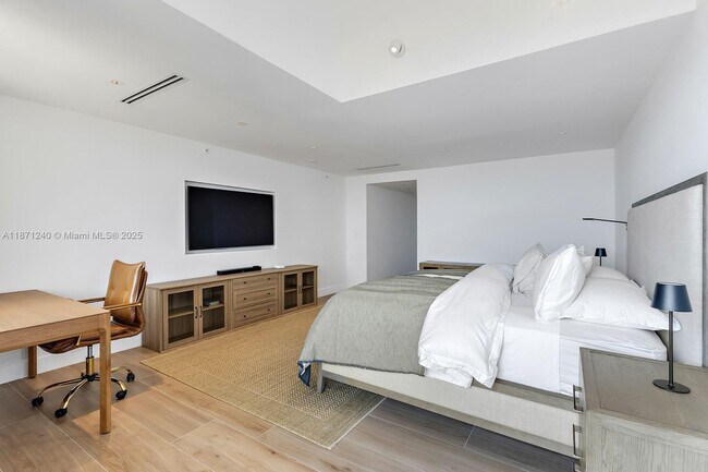 Building Photo - 251 Crandon Blvd