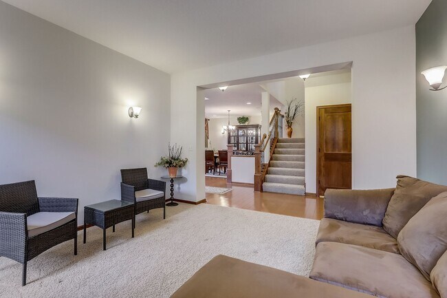 Building Photo - Grand 5 bed 4.5 bath Maple Grove Home w/ 3-Car Garage! Fully Furnished
