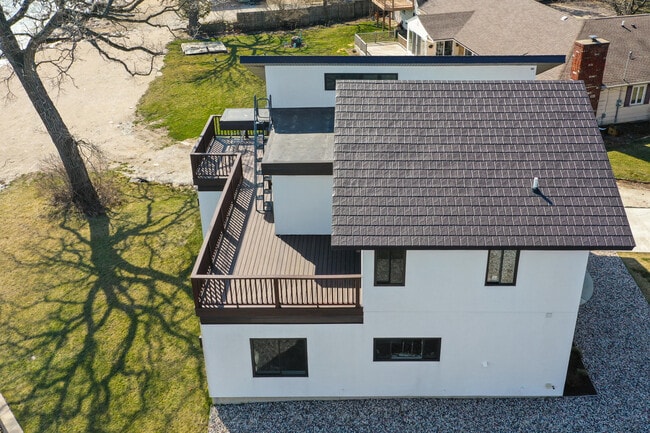 Building Photo - 8609 Lakeshore Dr
