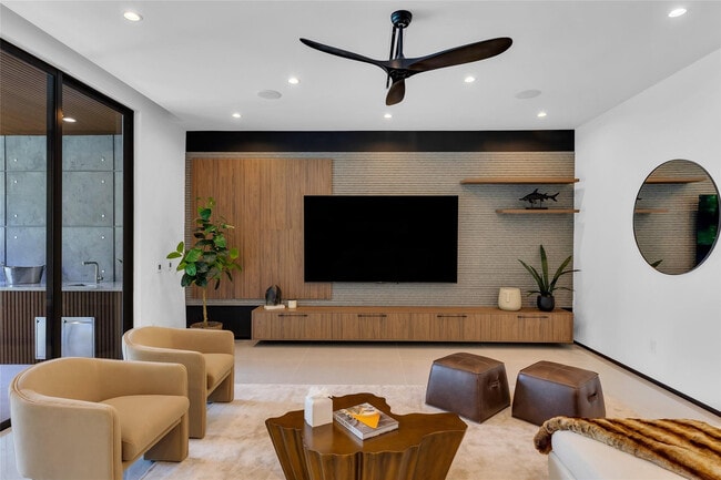 Building Photo - 727 NE 17th Way