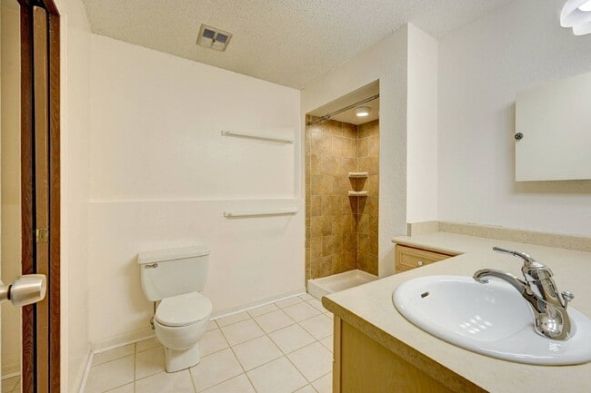 Building Photo - $2,350 - 2 Bed, 2 Bath Townhome in Lakewoo...
