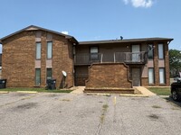 Building Photo - Upstairs 2 bedroom, 1 Bathroom apartment