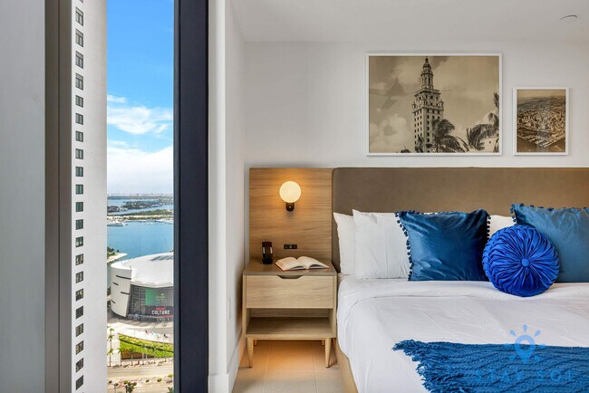 Building Photo - 601 NE 1st Ave