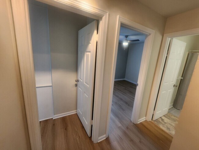 Building Photo - Beautiful and spacious 3 bedroom 1 bath ho...