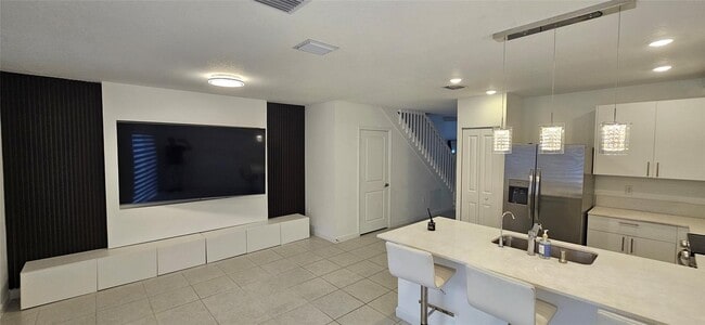 Building Photo - 5010 SW 37th St