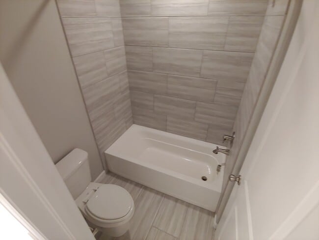 Building Photo - Gorgeous 4 Bed 3.5 Bath in Fantastic Location