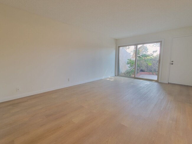 Building Photo - Torrance Townhouse for LEASE | 3 Bed/2 Bat...