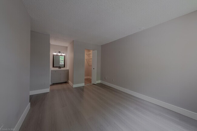 Building Photo - 1247 SW 46th Ave