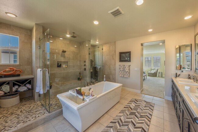 Building Photo - Altair Mansion, 24 Hour Guarded, 5Bed|6bath, Nearly 5000sqf