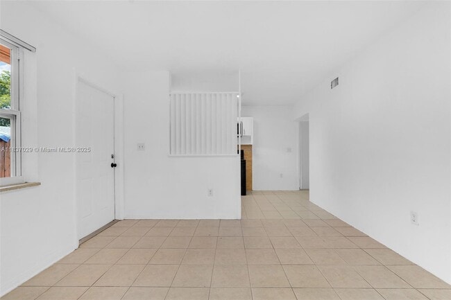 Building Photo - 2435 Plunkett St