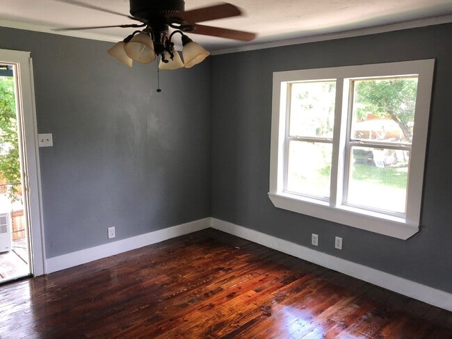 Building Photo - Nice Garage Apartment