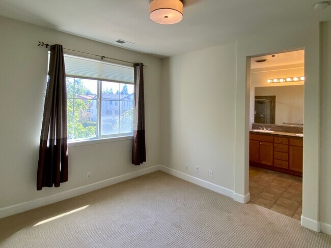Building Photo - Beautiful 3 Bedroom 2.5 Bath Sunnyvale Vil...