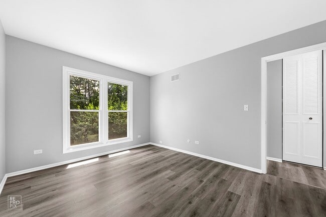 Building Photo - Cambridge Subdivision in Libertyville! Available June 23!