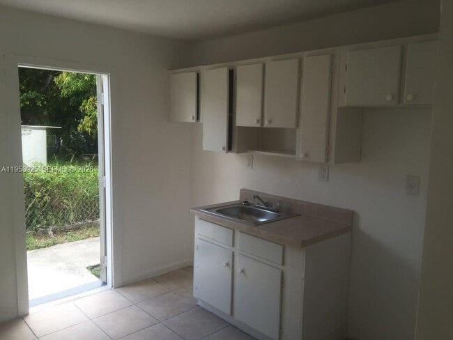 Building Photo - 726 21st St