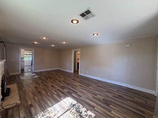 Building Photo - CHARMING HOME FOR RENT IN DOWNTOWN ST. GEORGE!