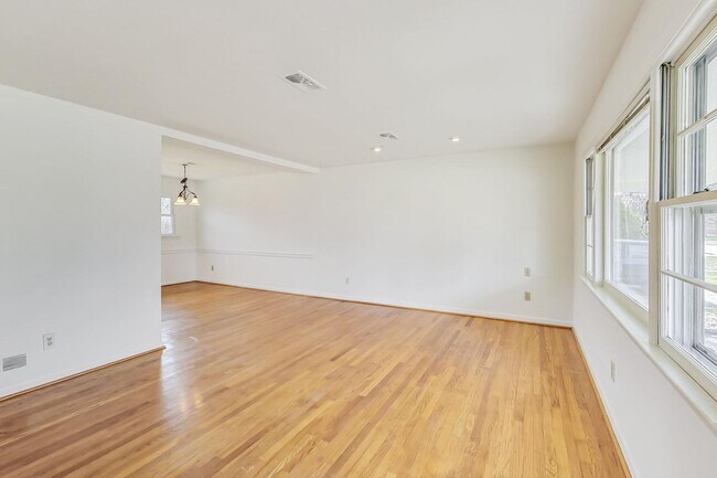 Building Photo - Fantastic in Frederick! Spacious 4 level Split -- 4 beds + 1 Full and 2 half baths
