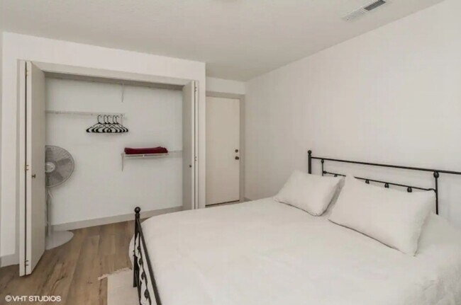 Building Photo - Vineyard Investors - 4