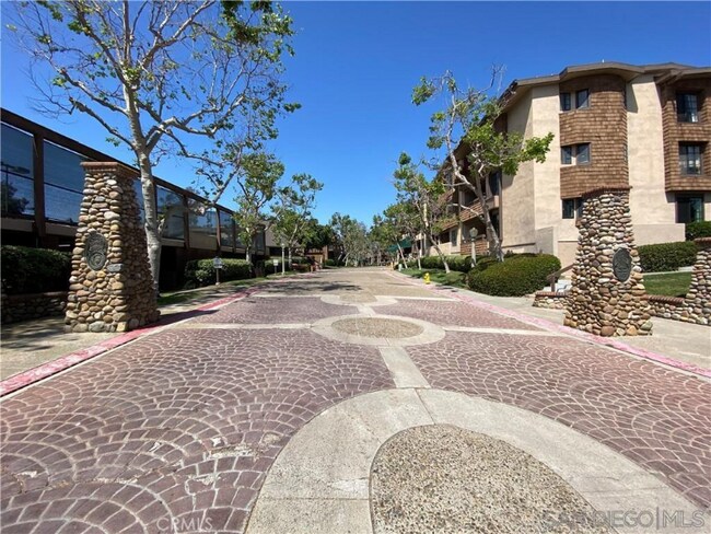Building Photo - 8860 Villa La Jolla Dr